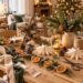 Selbstgemachte Weihnachtsdeko aus Naturmaterialien mit Tannenzapfen, getrockneten Orangenscheiben, Holzsternen und Tannengrün auf einem Basteltisch.